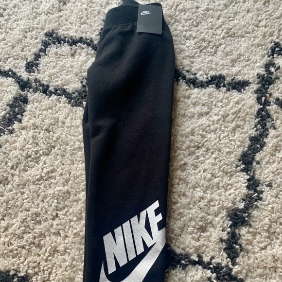 Girls Nike joggers *NWT - Picture 2 of 2